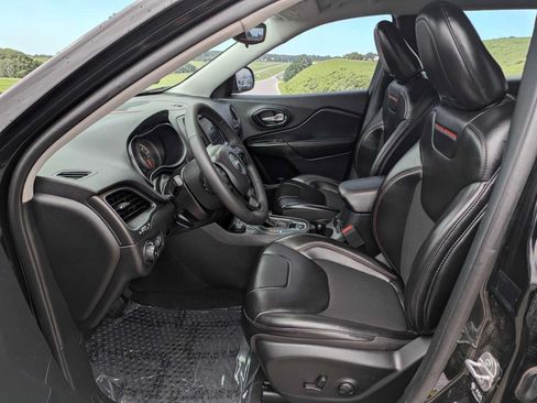 Used 2022 Jeep Cherokee Trailhawk AWD/4WD image 14