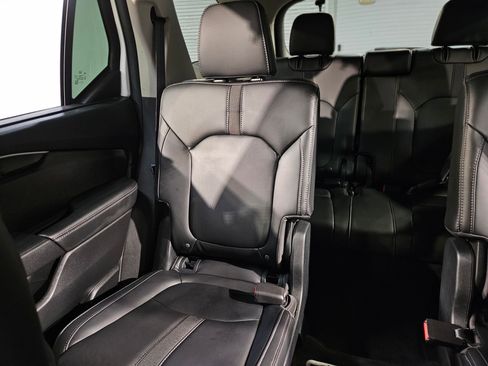 Used 2024 Honda Pilot Touring image 12