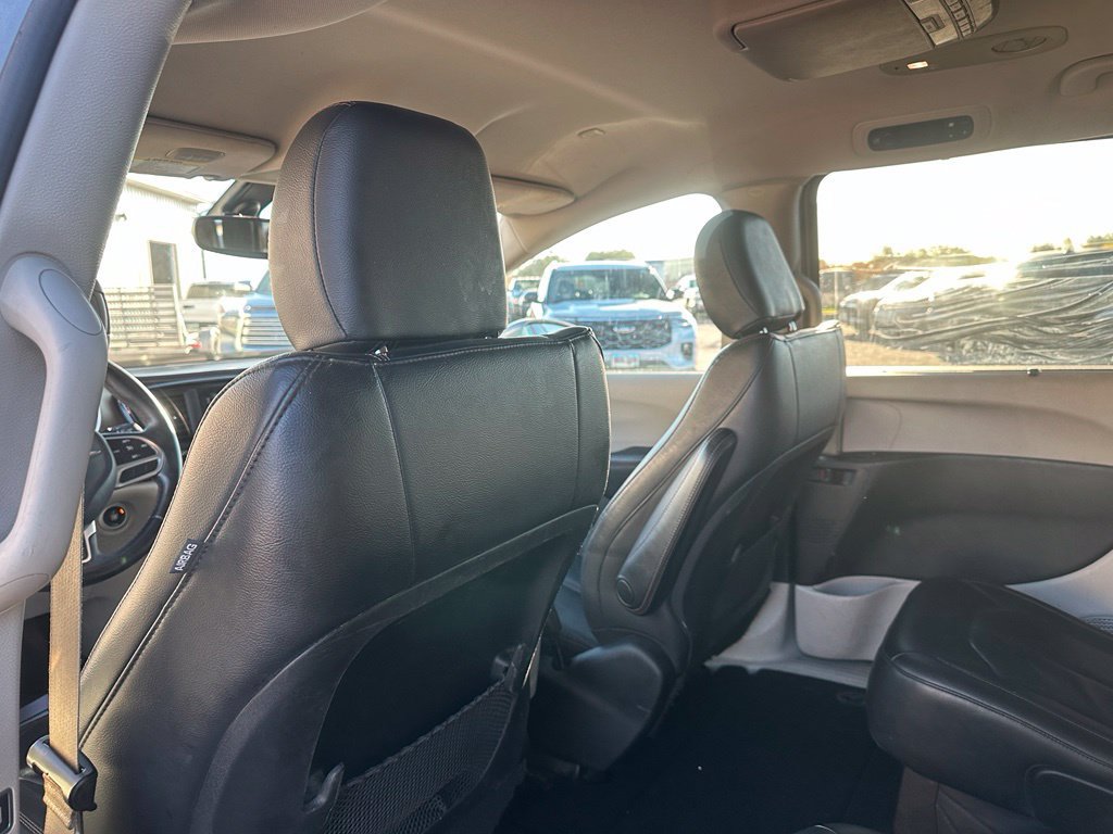 Used 2017 Chrysler Pacifica Touring-L FWD image 22