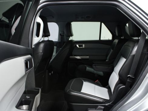 Used 2022 Ford Explorer XLT w/ Equipment Group 202A image 13