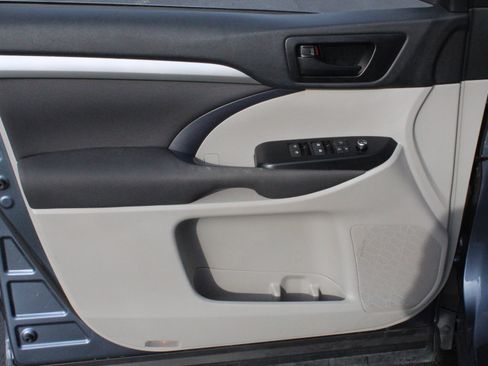 Used 2019 Toyota Highlander LE FWD image 11