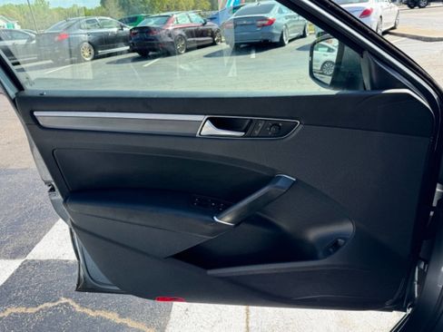 Used 2018 Volkswagen Passat 2.0T R-Line image 10