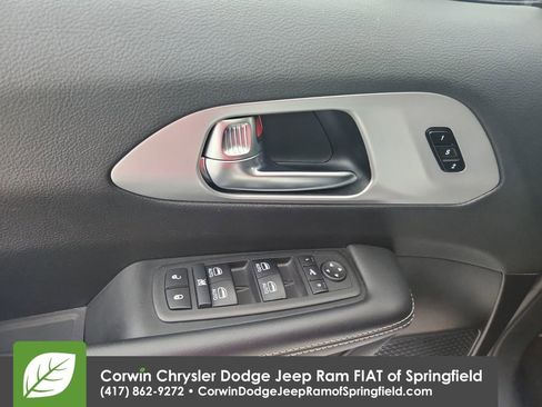 Used 2025 Chrysler Pacifica Limited FWD image 21