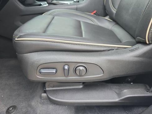 Used 2023 Chevrolet Traverse Premier FWD image 31