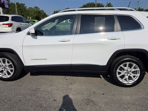 Used 2018 Jeep Cherokee Latitude FWD image 4