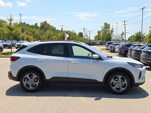 Used 2025 Ford Escape ST-Line Select AWD/4WD image 2