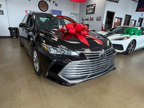 Used 2019 Toyota Avalon XLE w/ Moonroof Package FWD image 2