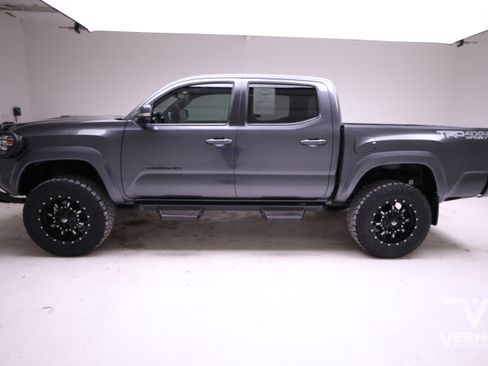 Used 2019 Toyota Tacoma TRD Sport image 2