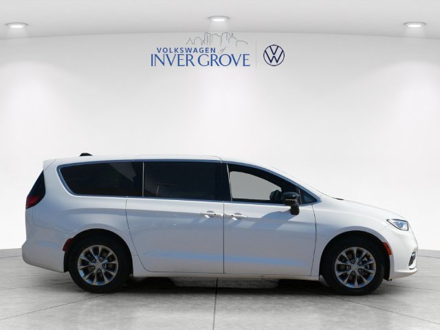 Used 2026 Chrysler Pacifica Limited FWD image 8