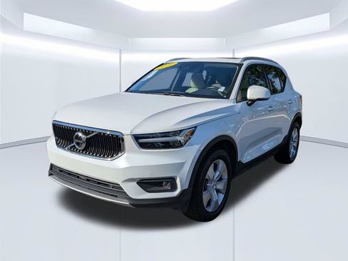 Used 2021 Volvo XC40 T4 Momentum w/ Premium Package FWD image 9