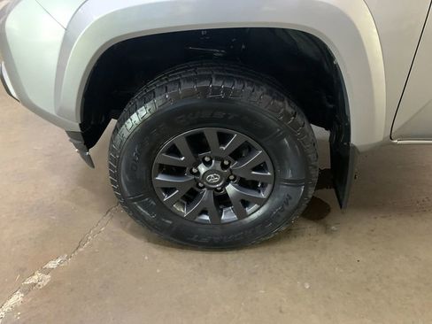 Used 2022 Toyota Tacoma SR5 w/ SR5 Appearance Package (SM) AWD/4WD image 32