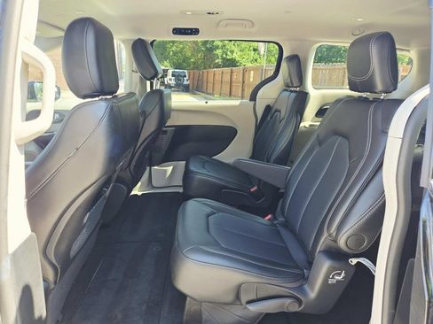 Certified 2024 Chrysler Pacifica Touring-L AWD/4WD image 12