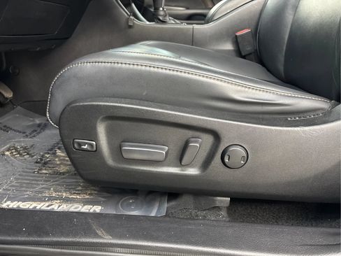Used 2019 Toyota Highlander XLE AWD/4WD image 24