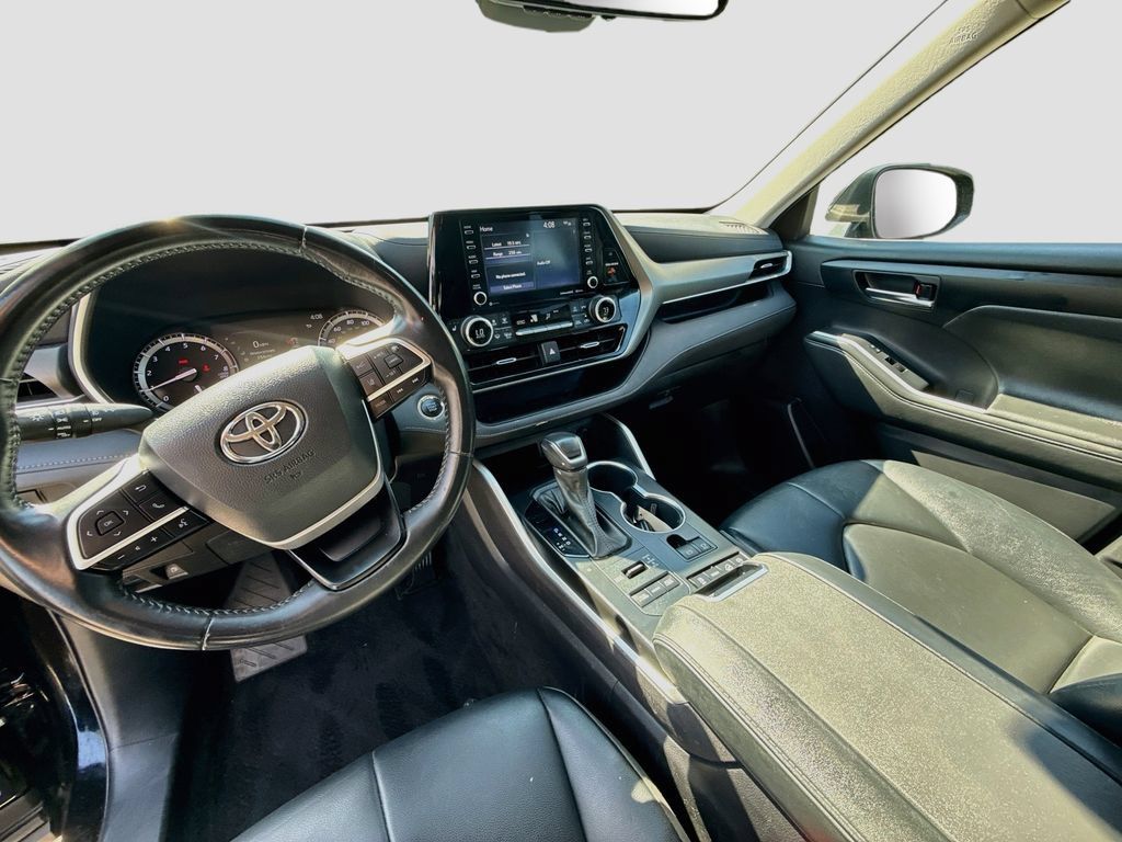 Used 2022 Toyota Highlander XLE AWD/4WD image 9