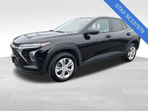 Used 2025 Chevrolet Trax LS image 3