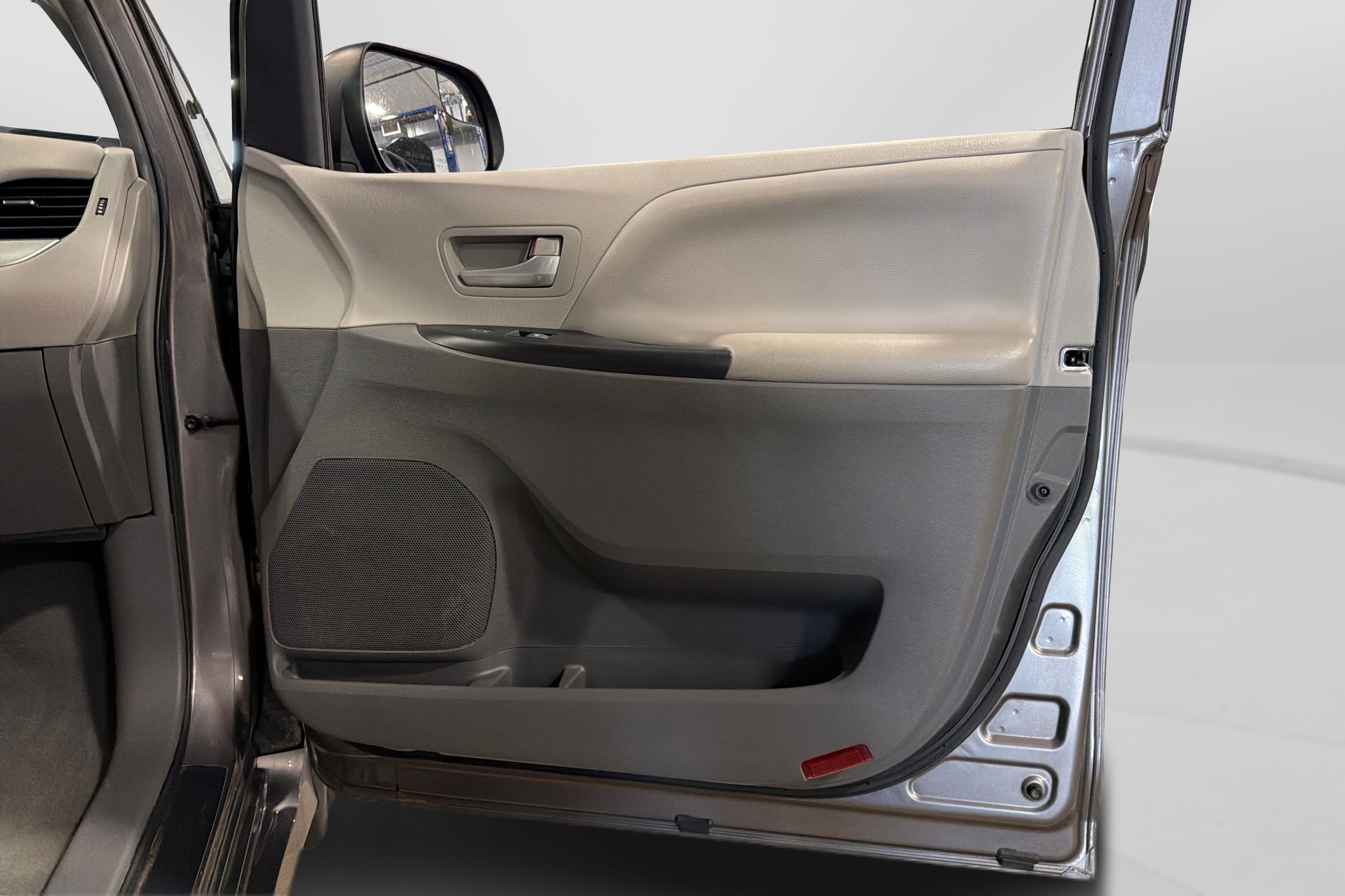 Used 2019 Toyota Sienna LE FWD image 35