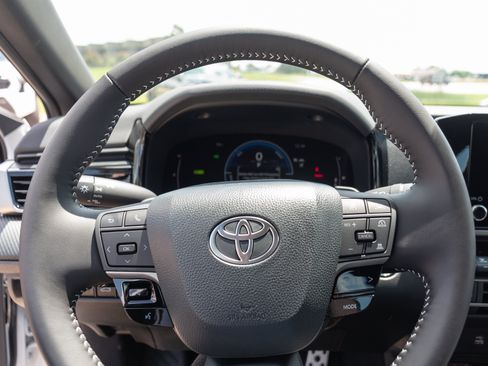 New 2026 Toyota Camry Hybrid FWD image 10