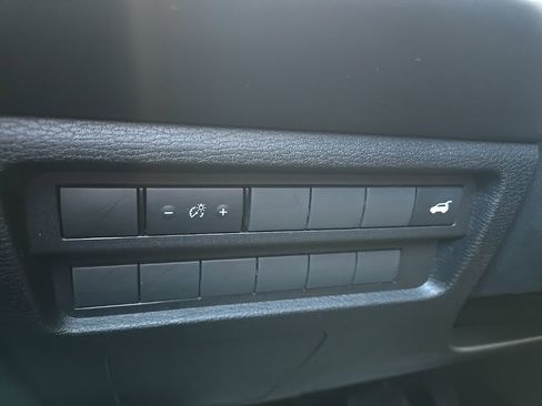 Used 2025 Mitsubishi Outlander SE image 46