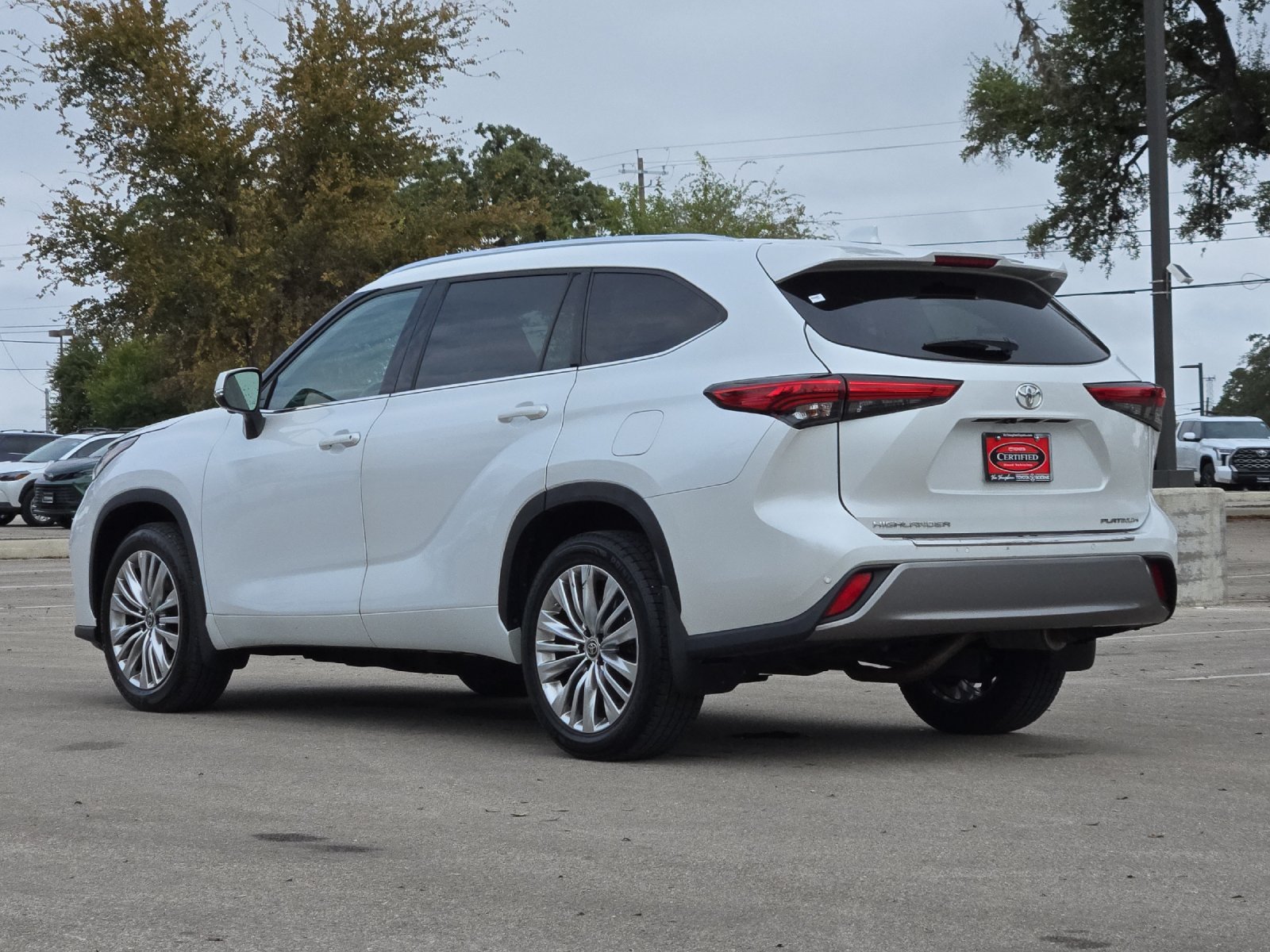 Used 2023 Toyota Highlander Platinum FWD image 3