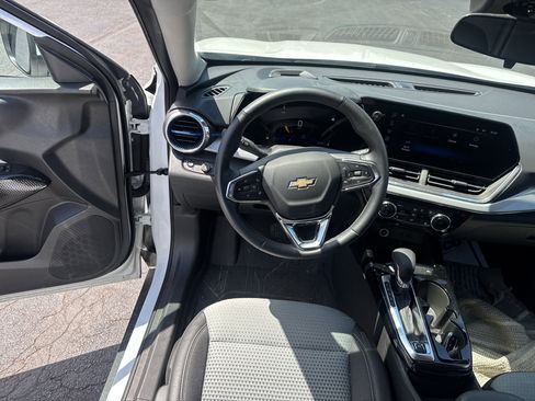 Used 2025 Chevrolet Trax LT w/ Driver Confidence Package FWD image 14