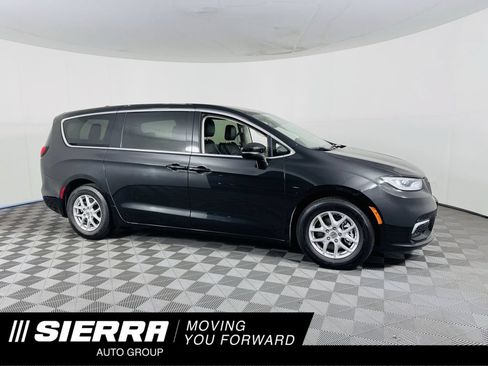 Used 2023 Chrysler Pacifica Touring-L FWD image 1