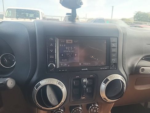 Used 2015 Jeep Wrangler Unlimited Rubicon w/ Connectivity Group AWD/4WD image 23