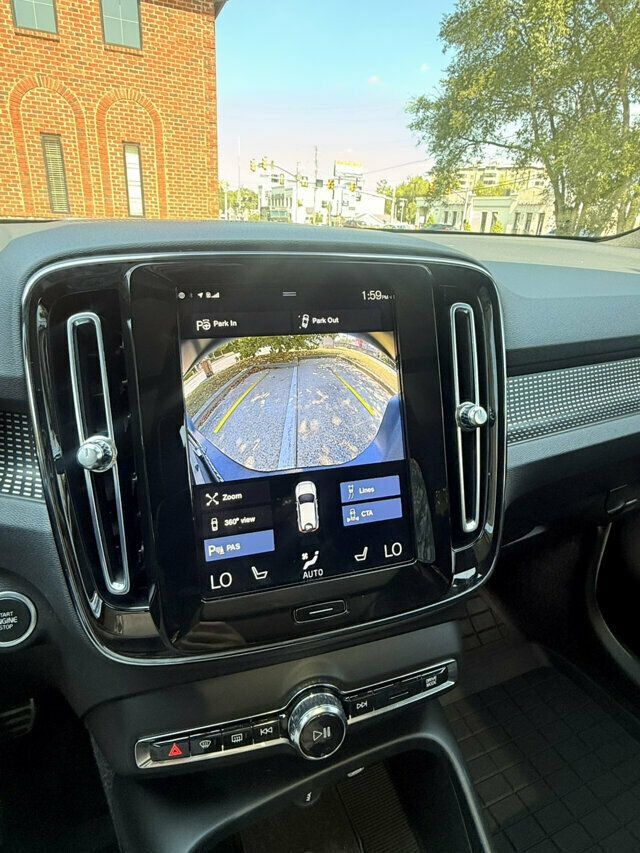 Used 2022 Volvo XC40 T5 R-Design w/ Advanced Package AWD/4WD image 25