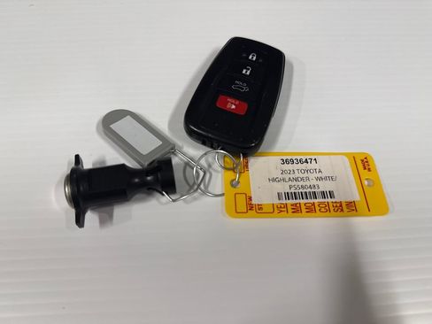 Used 2023 Toyota Highlander LE AWD/4WD image 27