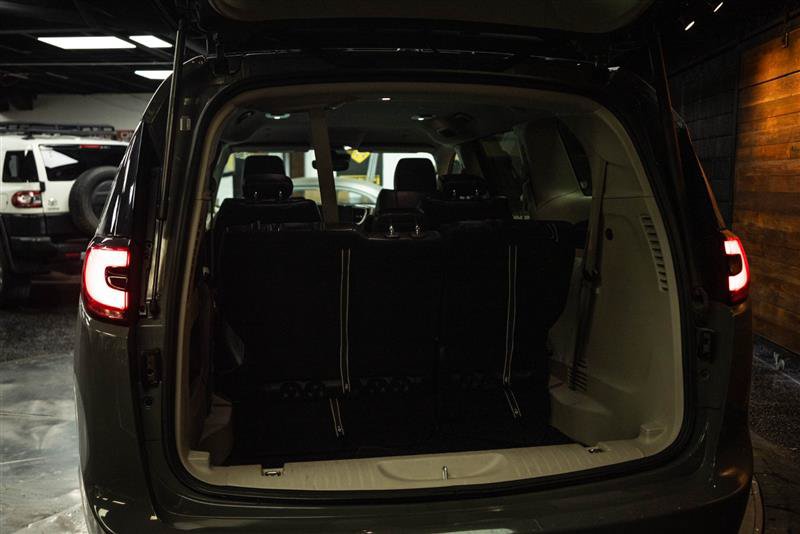 Used 2023 Chrysler Pacifica Touring-L FWD image 7