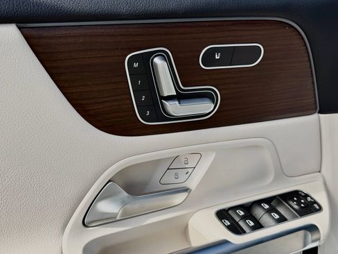 Used 2025 Mercedes-Benz GLB 250 image 24