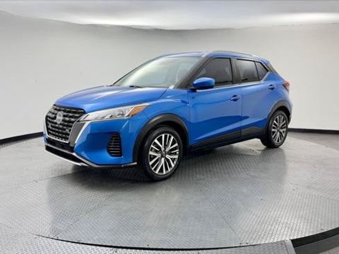 Used 2022 Nissan Kicks SV FWD image 2