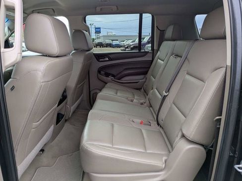 Used 2019 Chevrolet Suburban LT RWD image 16