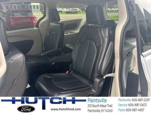 Used 2024 Chrysler Pacifica Touring-L FWD image 43