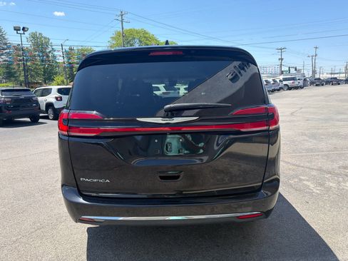 Used 2023 Chrysler Pacifica Touring-L image 9
