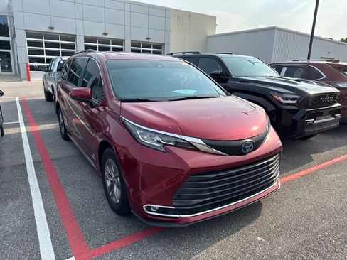 Used 2021 Toyota Sienna XLE FWD image 4