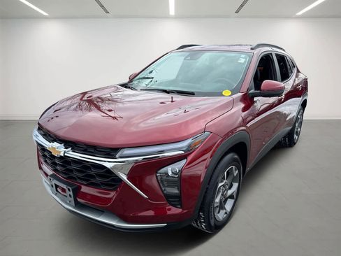 Used 2025 Chevrolet Trax LT w/ Driver Confidence Package image 2