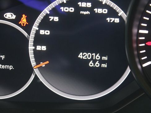 Used 2022 Porsche Cayenne Platinum Edition image 5