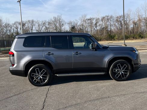 Used 2025 Lexus GX 550 w/ Accessory Package (2T) AWD/4WD image 8