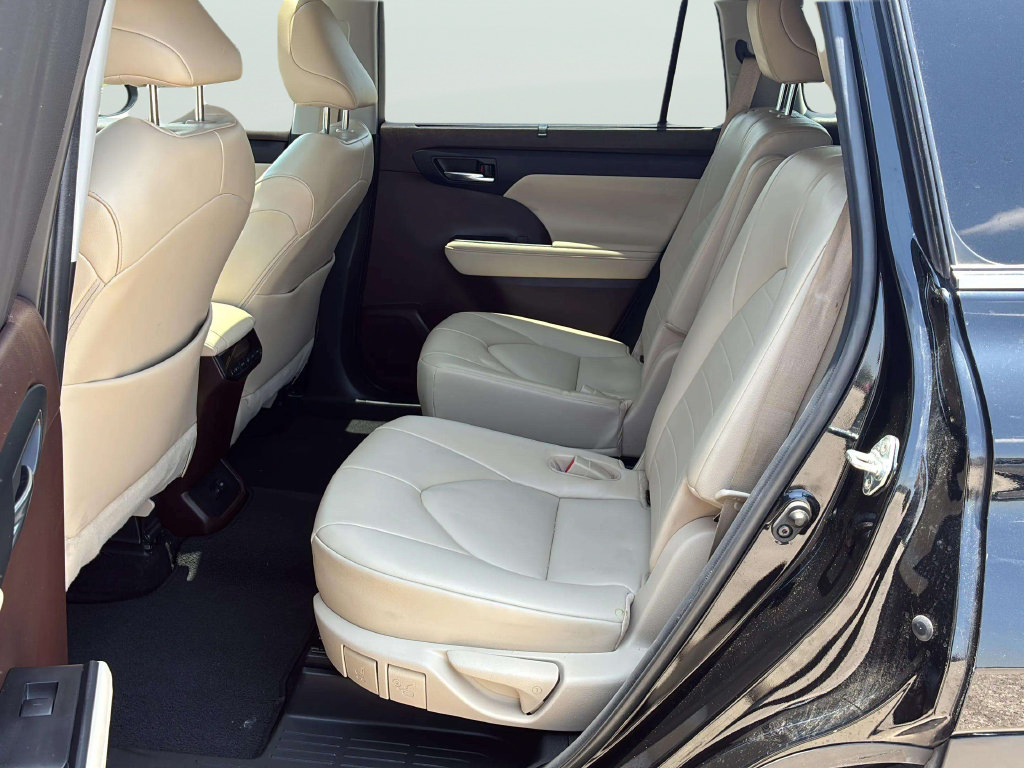 Used 2022 Toyota Highlander XLE FWD image 19