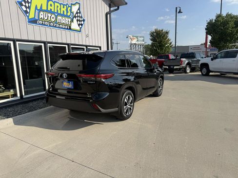 Used 2021 Toyota Highlander XLE AWD/4WD image 6