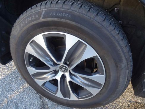 Used 2023 Toyota Highlander XLE image 11