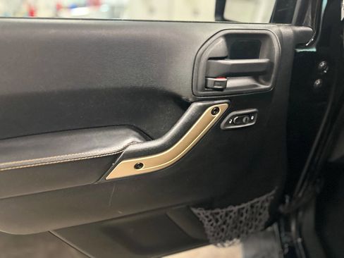 Used 2014 Jeep Wrangler Unlimited Sahara image 12