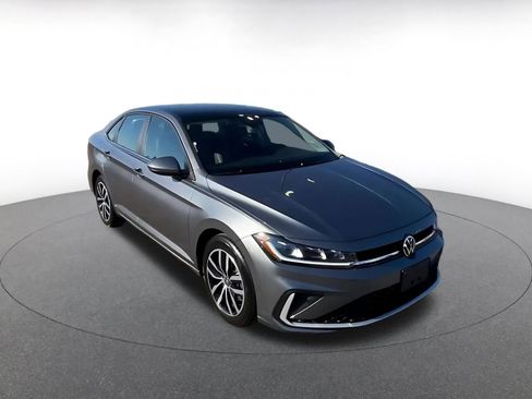 Used 2025 Volkswagen Jetta SE image 3