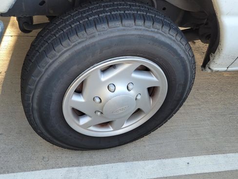 Used 2011 Ford E-350 and Econoline 350 XLT image 2