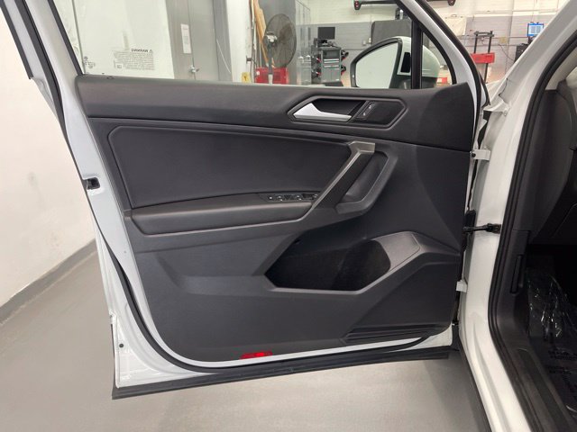 Used 2021 Volkswagen Tiguan SE w/ Panoramic Sunroof Package AWD/4WD image 28