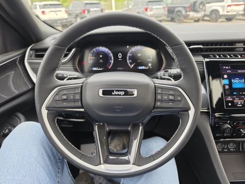 Used 2023 Jeep Grand Cherokee Altitude AWD/4WD image 19