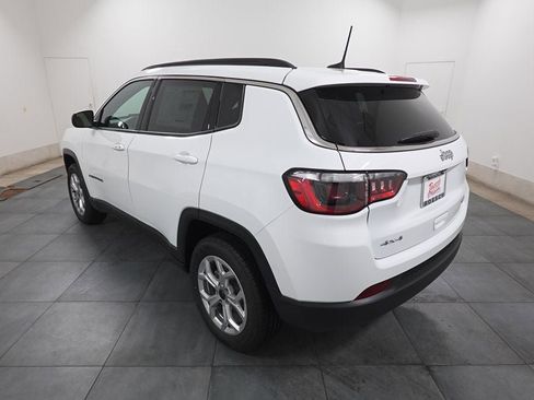 Used 2026 Jeep Compass Latitude AWD/4WD image 3