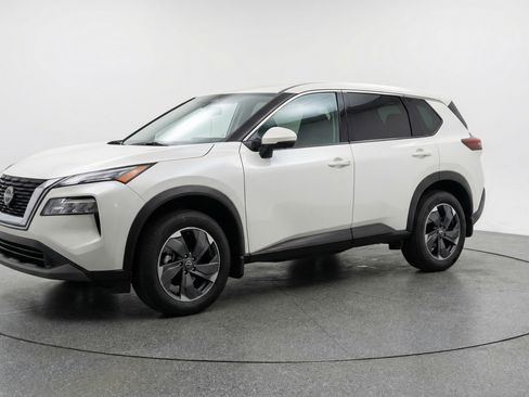 Used 2025 Nissan Rogue SV image 3