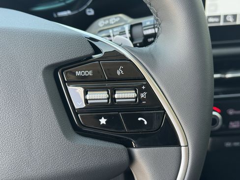 New 2025 Kia Niro SX image 30