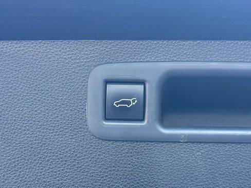 Used 2021 Toyota Highlander LE AWD/4WD image 19